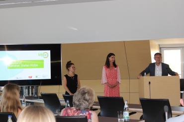 Das Bild zeigt  v.l.n.r.: Digitalcoachin Christine Friedel, Beauftragte für Digitalisierung Elisabeth Kotter, Landrat Stefan Rößle.