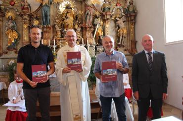 Die Pfarrei Übersfeld hat endlich eine Chronik. Die Autoren Dr. Tobias Weigl (li) und Dr. Franz Josef Merkl (2.v.li), Pfarrer Wolfgang Rauch (Mitte) und Kirchenpfleger Rudolf Stöckel freuen sich über das Ergebnis.