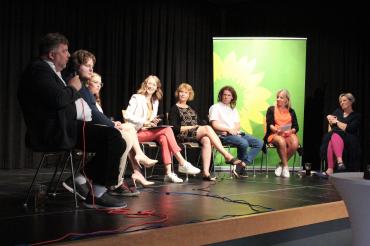 Das Bild zeigt v.l.n.r.: Dr. Frank Rehli, Felix Meixner, Oliwia Drela, Eva Lettenbauer, Birgit Mauermayer, Gertrud Nigg-Klee, Patricia Laube im IBL Lutzingen.