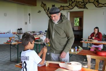 Edi Rolandelli ist Musiker und Instrumentenbauer und bietet einen Ukulelebaukurs und einen Bogenbaukurs im B+ Zentrum an