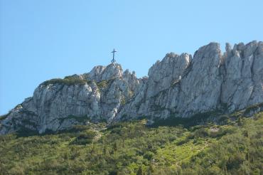 Das Bild zeigt die Kampenwand im Chiemgau.