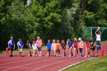 Das Bild zeigt den Start zum 800m-Lauf.