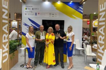 Das Bild zeigt neben Michael Sailer und den Beauftragten der Heimatverteidigung der Stadt Novograd Volinsky Herrn Alexander Yushchenko die Leiterin des Ukrainischen Pavillons der Biofach Maria Lihotska und zwei Dolmetscherinnen.