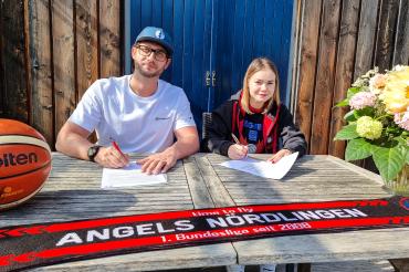 Das Bild zeigt den Sportlichen Leiter der Eigner Angels Martin Fürleger mit Olena Vasylenko.