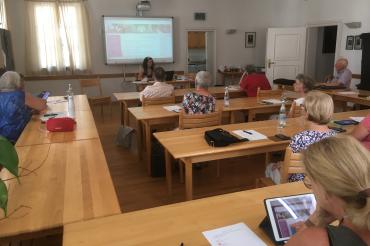 Digital ausgestattet besuchen einige Senior*innen dein Einsteiger-Nachmittag "Online im Alter"