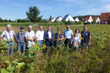 Das Bild zeigt (von links) Landwirt Heinz Lutz, Nördlingen, Blühflächenpate Helmut Schneele und Richard Hroß, MdL Wolfgang Fackler, Landrat Stefan Rößle, Kreisbäuerin Nicole Binger, Kreisobmann Karlheinz Götz, Familie Wiedenmann mit Julian, Birgit und Stefan.