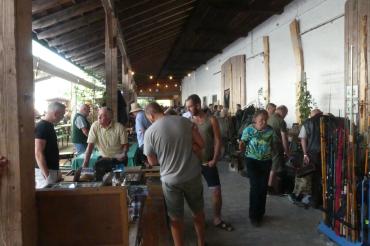 Besucher des Jägertages in der Bädleschwaige