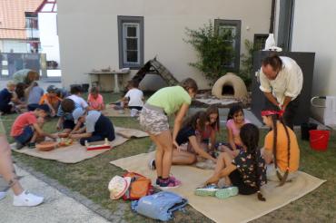 15 Mädchen und Buben konnten im Stadtmuseum in das Leben der Steinzeit eintauchen.