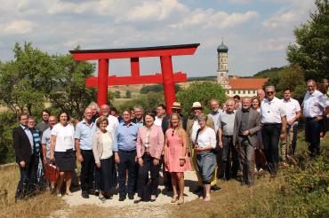 Das Bild zeigt (v.l.n.r) in der vorderen Reihe: Stabsstellenleiter Klemens Heininger, Bürgermeisterin Karin Bergdolt, den stellvertretenden Landrat Erwin Seiler, stellvertretende Landrätin Ursula Kneißl Eder, Landrat Stefan Rößle, stellvertretende Landrätin Claudia Marb, Konversionsmanagerin Barbara Wunder und (zweite Reihe) Kurator Prof. Wolfgang Mussgnug mit zahlreichenKünstlerinnen und Künstlern, Bürgermeisterinnen und Bürgermeistern, Kreisrätinnen und Kreisräten sowie den Sponsoren des Projektes Kunst W