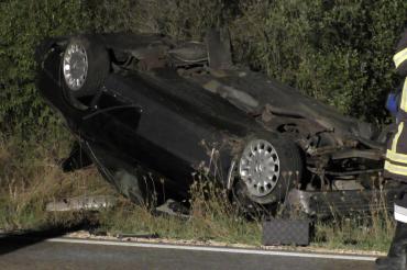 DAs Bild zeigt das auf dem Dach liegende Auto.