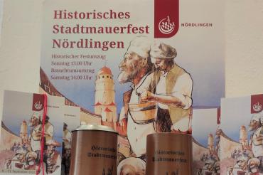 Das Bild zeigt die Festkrüge zum Stadtmauerfest 2022. 