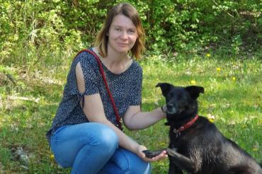 Sonja Gerstmayr vom Bezirkskrankenhaus (BKH) Donauwörth und ihre fünfjährige Mischlingshündin „Smiley“.