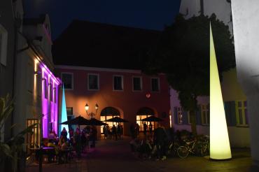 Das Bild zeigt die Sonnenstraße beim letzten Sonnenstraßenfest am Abend.
