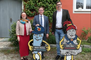 Das Bild zeigt v. l. n. r.: Heike Burkhardt (Geschäftsführerin Geopark Ries e. V.), Landrat Stefan Rößle (1. Vorsitzender Geopark Ries e. V.), Christian Düll (ehem. Präsident Rotary Club Nördlingen).