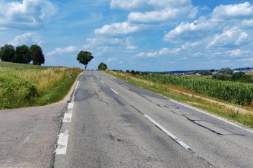 Das Bild zeigt die Staatsstraße 2214.