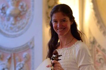 Das Bild zeigt Julia Galic, welche am 01.09.2022 zusammen mit Sebastian Bohren und Erik Borgir das Publikum des Violinfestivals begeistern wird.