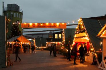 Das Bild zeigt den Stark-Weihnachtsmarkt in Auhausen.