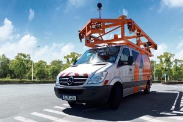 Das Bild zeigt das Fahrzeug zur Straßenbefahrung.