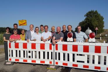 Monheims Bürgermeister Günther Pfefferer (6. von links) und MdL Wolfgang Fackler (8. von links) trafen sich an der Sperrung der Staatsstraße 2214 am Ortsende von Monheim in Richtung Warching mit Vertretern des Monheimer Stadtrats zu einem Erörterungstermin.