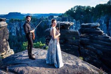 Das Bild zeigt "The Twiolins", welche am 31.08.2022 beim Violinfestival ihren Auftritt haben.