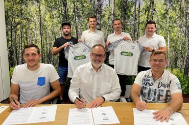 Das Foto zeigt bei der Vertragsunterzeichnung (vorne, von links): Florian Heckl (1. Vorstand SV Holzheim), Gunnar Bregler, Geschäftsführer der Unsinn Fahrzeugtechnik, Dietmar Schmid (Vorstand Verwaltung/Öffentlichkeitsarbeit SV Münster) sowie (hinten, von links): Andreas Wünsch, 2. Vorstand SV Holzheim, die beiden Co-Trainer der Spielgemeinschaft, Michael Krabler (SV Münster) und Julian Mayr (SV Holzheim) sowie Jonas Wiest,  Fußball-Abteilungsleiter des SV Münster.