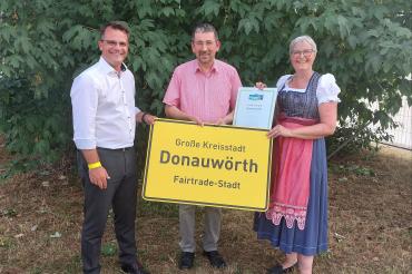 Das Bild zeigt von links nach rechts Oberbürgermeister Jürgen Sorré, Klaus Probst (stellvertretender Vorsitzender der Steuerungsgruppe Fairtrade in Donauwörth), Christiane Kickum (Leiterin Stadtmarketing, Stadt Donauwörth)