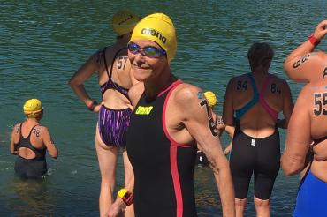 Das Bild zeigt Claudia Koch in der Vorbereitungsphase vor dem Start am Hechtsee. 
