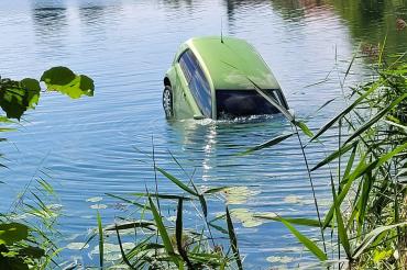 Das Bild zeigt ein Auto im Riedlinger Baggersee.