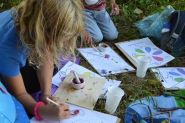 Die Teilnehmenden des Ferienprogramms beim Malen.