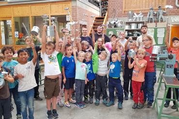Das Bild zeigt die Teilnehmenden des Ferienprogrammes der Bauinnung Nordschwaben.