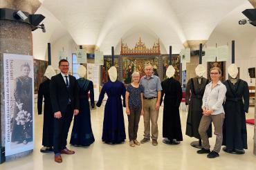 Das Bild zeigt v.l. Oberbürgermeister David Wittner, Familie Gerstmeyr, Leiterin Stadtmuseum Andrea Kugler