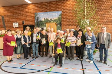 Alle Jubilare mit 25- und 40-jähriger Mitgliedschaft (siehe Bericht), eingerahmt v.l. von Karola Schwab, Ursula Kneißl-Eder, Eva Lettenbauer und auf der rechten Seite Bürgermeister Christoph Schmidt, Ehrenvorsitzende Erna Gnad und 1. Vorsitzender Konrad Wiedemann.  