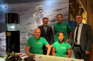 NASA-Astronautin Stephanie Wilson und ESA-Astronaut Dr. Alexander Gerst haben sich in das Goldene Buch der Stadt Nördlingen eingetragen.