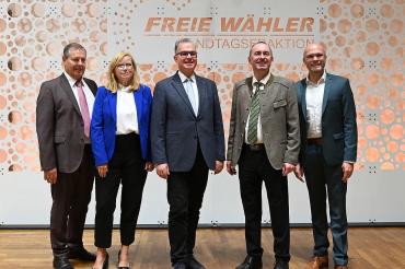 Auf dem Bild zu sehen (von links): MdL Johann Häusler, MdL Gabi Schmidt, MdL Florian Streibl, MdL Hubert Aiwanger und MdL Dr. Fabian Mehring. 