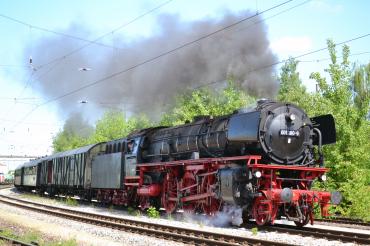 Am Samstag, 1. Oktober 2022 bietet der Verein Bayerisches Eisenbahnmuseum e. V. einen Familienausflug der besonderen Art an - ohne Umsteigen und ohne den Stress des Autofahrens geht es mit dem Dampfzug von Nördlingen über Gunzenhausen und Nürnberg Hbf nach Neuenmarkt-Wirsberg. 