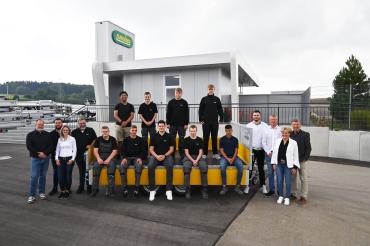 Unser Foto zeigt die Auszubildenden zusammen mit ihren Ausbildern, dem Personalleiter sowie Rosa Unsinn und Gunnar Bregler (Geschäftsführung).