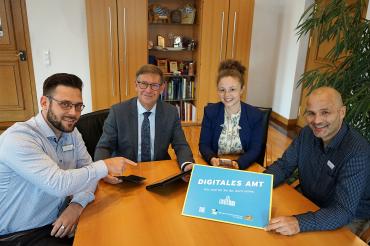 Das Bild zeigt v.l.n.r.: Verwaltungsinformatiker André Leuffert, Landrat Stefan Rößle, Digitalisierungskoordination Laura Brummer, Fachbereichsleiter IT Markus Hügele