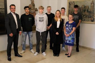 Das Bild zeigt v.l.n.r.: Oberbürgermeister Jürgen Sorré, Dario Fabian, Elias Hornung, Paul Schaefer, Marie Lindenmayr, Tobias Meier, Sachgebietsleitung Personal Andrea Rudolf und Daniel Helmer.