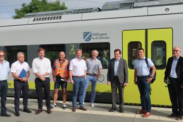 Die mehrjährigen Bemühungen am Tapfheimer Bahnhof, eine Fußgänger- und Radlerquerung zu realisieren, sind auf der Zielgeraden. Unser Bild zeigt (von links) Willi Jörg und Herbert Kölbl (DB St&S), Sebastian Röhrig (Verkehrsministerium), Werner Aumiller (DB Netz AG), MdL Wolfgang Fackler, Robert Heinhaus (Ing.-Büro), MdL Georg Winter, Johannes Rauner und Peter Schömig (Regierung von Schwaben).