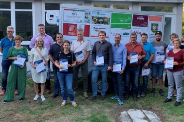 Das Bild zeigt die Vorstandschaft mit den Sponsoren des Anhängers.