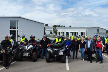 Das Bild zeigt hinten: die ehrenamtlichen QuadfahrerInnen, vorne von links: Marco Kießling (Quadfreunde Ries) mittig Günter Rott (Mitorganisator der Tour), Günter Schwendner (Geschäftsführer Lebenshilfe Donau-Ries), Milena Oefele (Koordinatorin OBA), Erwin Seiler (stellv. Landrat) und Manfred Steger (stellv. Geschäftsführer Lebenshilfe Donau Ries) 