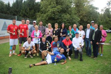 Die Siegerinnen und Sieger der Doppelkreismeisterschaften 2022 gemeinsam mit Bürgermeister Martin Paninka (4. von rechts) und Landrat Stefan Rößle (2. von rechts). 