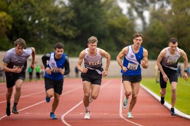 Matthias Wanke (260) und Benjamin Jörg (244) beim 800m Start der Männer  