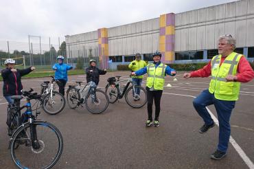 Bevor die Kursteilnehmer sich auf ihrem Rad behaupten konnten, waren Balance-Übungen zu absolvieren. Johannes Thum (r.) wurde nicht geschont.