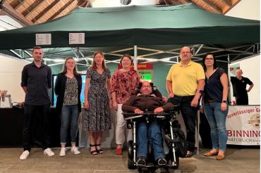 Das Bild zeigt von links: Christian Trollmann (Beauftragter für Seniorenpolitik und die Belange von Menschen mit einer Behinderung), Julia Lux (Geschäftsstellenleiterin der Gesundheitsregionplus), Rita Ortler (2. Bürgermeisterin der Stadt Nördlingen), Claudia Marb (stellv. Landrätin), Matthias Küffner (Vorsitzender des Inklusionsrats Nördlingen), Klaus Berger (Vorsitzender des Inklusionsbeirats Donau-Ries) und Marion Böhm (Inhaberin des Movieworld Nördlingen)