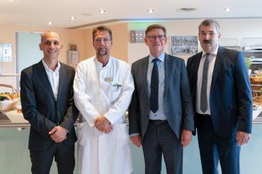 Chefarzt Kiriakos Savvidis, Ärztlicher Direktor Professor Dr. Bernhard Kuch, Landrat Stefan Rößle und gKU-Vorstandschef Jürgen Busse (von links) sprachen bei der feierlichen Eröffnung der umgebauten Frauenklinik.