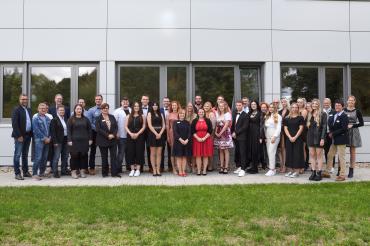 Vorstandsvorsitzender Jürgen Busse und Schulleiterin Karola Rigel präsentieren den erfolgreichen Abschlussjahrgang 2022.