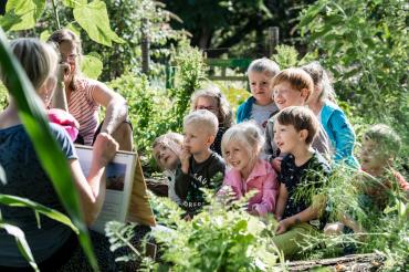 Schulstunde im Schulgarten: Die Mädchen und Buben erforschen aktiv ihre natürliche Umgebung.