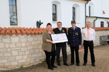 Das Bild zeigt: Sandra Heuberger, Michael Weißenburger (Burgschützen), Franz Schiffelholz (FFW) und Reinhold Jung (Sportverein). 