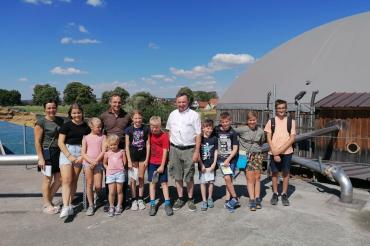 Umweltbürgermeister Albert Riedelsheimer von den  Donauwörther Grünen hat im Rahmen des Ferienprogramms die Besichtigung der Biogasanlage Auchsesheim der Familie Kleine-Feistle organisiert
